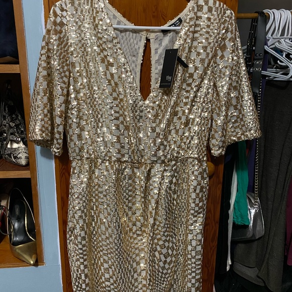 TFNC Dresses & Skirts - Sequin gold and cream knee length dress.